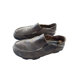 OluKai Moloa Men 9 Toffee Brown Leather Casual Shoe Slip On Loafers Quiet Luxury